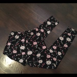 Leggings black w/ pink floral print one size